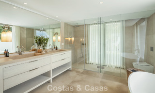 Indrukwekkende luxevilla met gras tennisbaan te koop dicht bij alle voorzieningen op de befaamde Golden Mile van Marbella 782715 