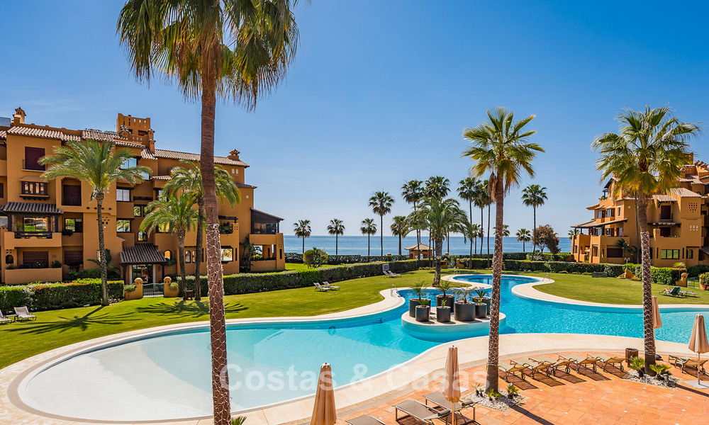 Hoogwaardig gemoderniseerd appartement eerstelijnsstrand met subliem zeezicht, privétuin en -zwembad, Marbella - Estepona 782617
