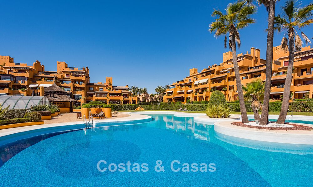 Hoogwaardig gemoderniseerd appartement eerstelijnsstrand met subliem zeezicht, privétuin en -zwembad, Marbella - Estepona 782618