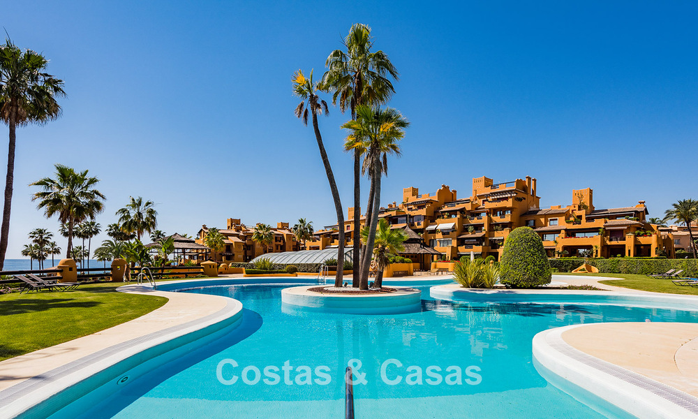 Hoogwaardig gemoderniseerd appartement eerstelijnsstrand met subliem zeezicht, privétuin en -zwembad, Marbella - Estepona 782620