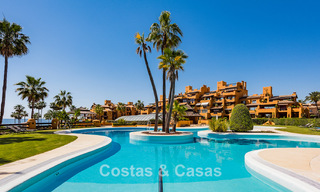 Hoogwaardig gemoderniseerd appartement eerstelijnsstrand met subliem zeezicht, privétuin en -zwembad, Marbella - Estepona 782620 