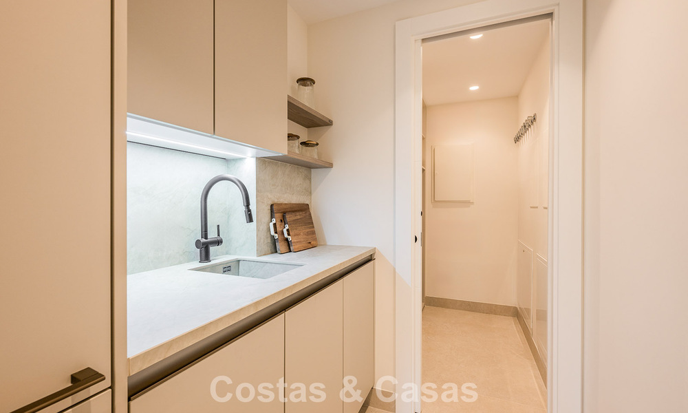 Hoogwaardig gemoderniseerd appartement eerstelijnsstrand met subliem zeezicht, privétuin en -zwembad, Marbella - Estepona 782657