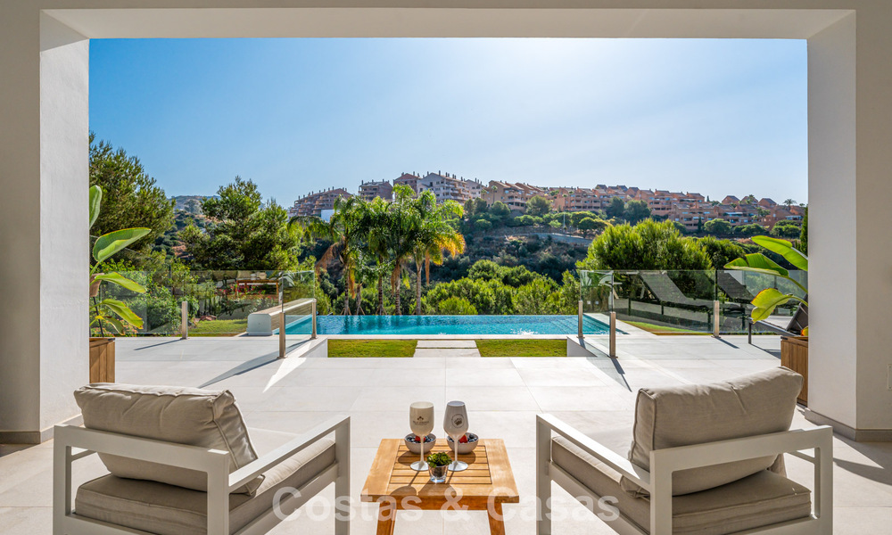 Eerstelijnsgolf villa in een modern-mediterrane stijl te koop in Elviria, ten oosten van Marbella centrum 783003