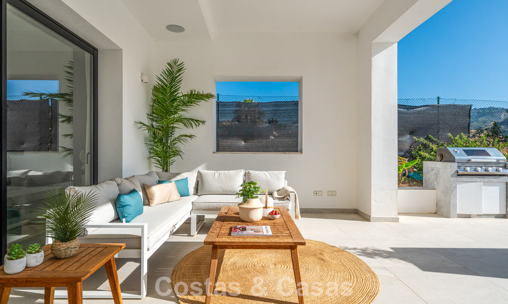 Eerstelijnsgolf villa in een modern-mediterrane stijl te koop in Elviria, ten oosten van Marbella centrum 783004