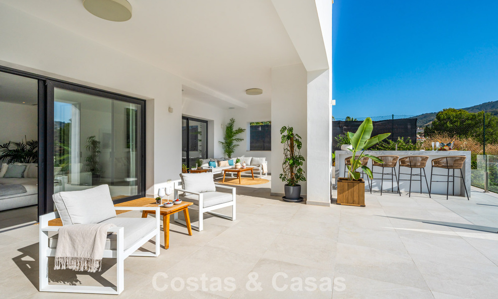 Eerstelijnsgolf villa in een modern-mediterrane stijl te koop in Elviria, ten oosten van Marbella centrum 783005