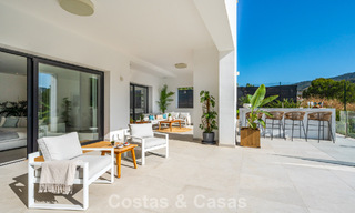Eerstelijnsgolf villa in een modern-mediterrane stijl te koop in Elviria, ten oosten van Marbella centrum 783005 