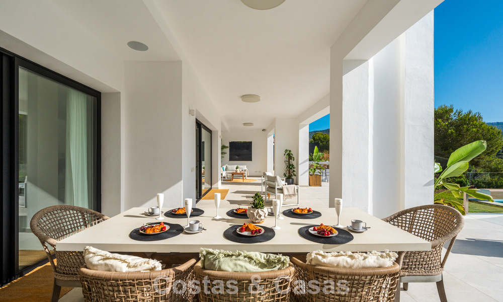 Eerstelijnsgolf villa in een modern-mediterrane stijl te koop in Elviria, ten oosten van Marbella centrum 783007