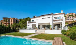 Eerstelijnsgolf villa in een modern-mediterrane stijl te koop in Elviria, ten oosten van Marbella centrum 783008 