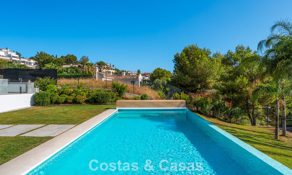 Eerstelijnsgolf villa in een modern-mediterrane stijl te koop in Elviria, ten oosten van Marbella centrum 783009