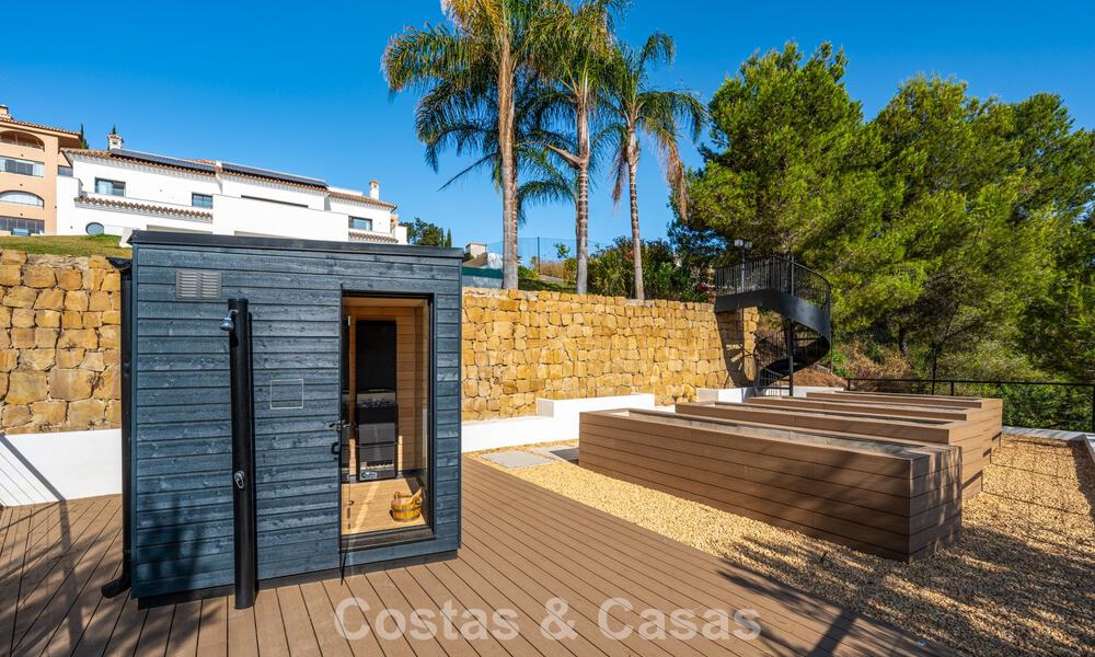 Eerstelijnsgolf villa in een modern-mediterrane stijl te koop in Elviria, ten oosten van Marbella centrum 783010