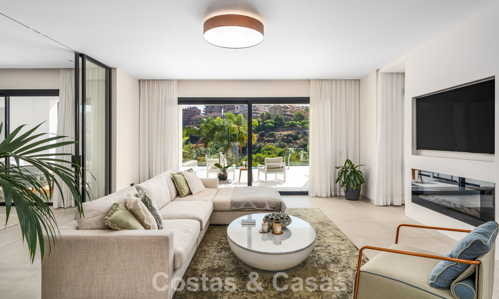 Eerstelijnsgolf villa in een modern-mediterrane stijl te koop in Elviria, ten oosten van Marbella centrum 783011