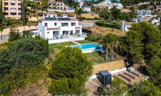 Eerstelijnsgolf villa in een modern-mediterrane stijl te koop in Elviria, ten oosten van Marbella centrum 783012 