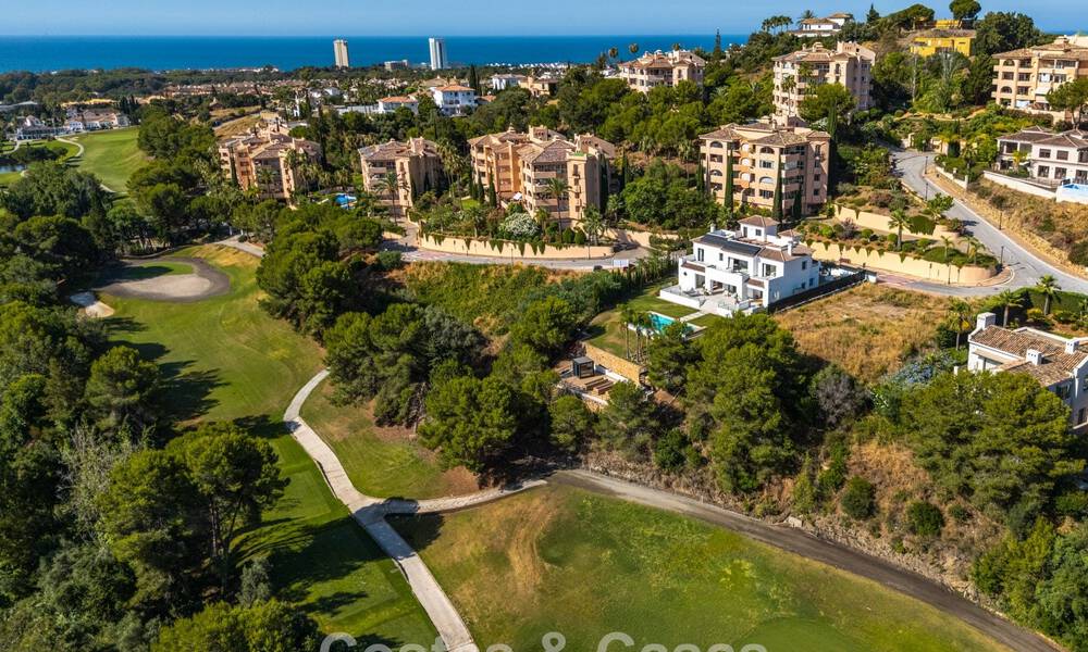 Eerstelijnsgolf villa in een modern-mediterrane stijl te koop in Elviria, ten oosten van Marbella centrum 783013