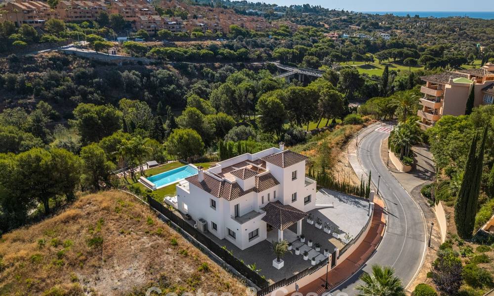 Eerstelijnsgolf villa in een modern-mediterrane stijl te koop in Elviria, ten oosten van Marbella centrum 783015