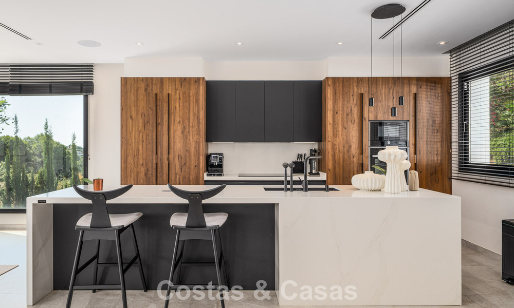 Eerstelijnsgolf villa in een modern-mediterrane stijl te koop in Elviria, ten oosten van Marbella centrum 783016