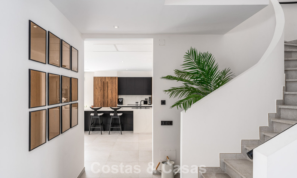 Eerstelijnsgolf villa in een modern-mediterrane stijl te koop in Elviria, ten oosten van Marbella centrum 783017
