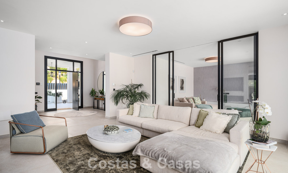 Eerstelijnsgolf villa in een modern-mediterrane stijl te koop in Elviria, ten oosten van Marbella centrum 783019