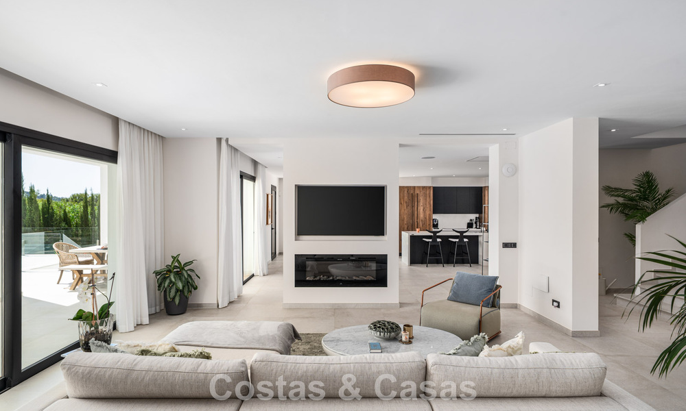 Eerstelijnsgolf villa in een modern-mediterrane stijl te koop in Elviria, ten oosten van Marbella centrum 783020