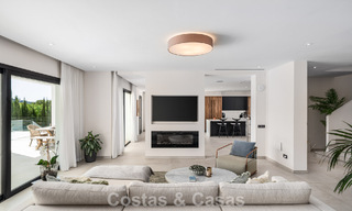 Eerstelijnsgolf villa in een modern-mediterrane stijl te koop in Elviria, ten oosten van Marbella centrum 783020 