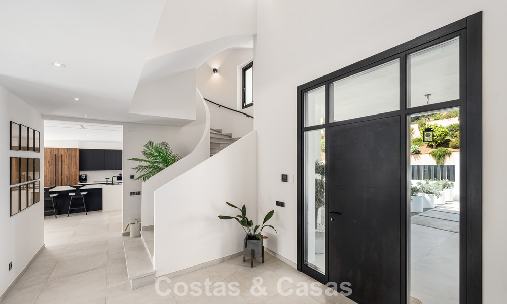 Eerstelijnsgolf villa in een modern-mediterrane stijl te koop in Elviria, ten oosten van Marbella centrum 783021