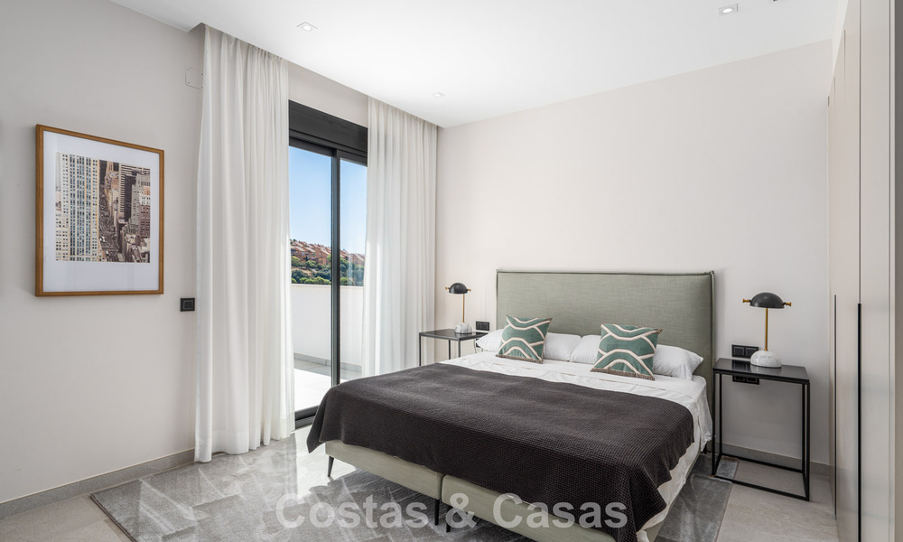 Eerstelijnsgolf villa in een modern-mediterrane stijl te koop in Elviria, ten oosten van Marbella centrum 783022
