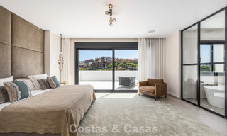 Eerstelijnsgolf villa in een modern-mediterrane stijl te koop in Elviria, ten oosten van Marbella centrum 783023 