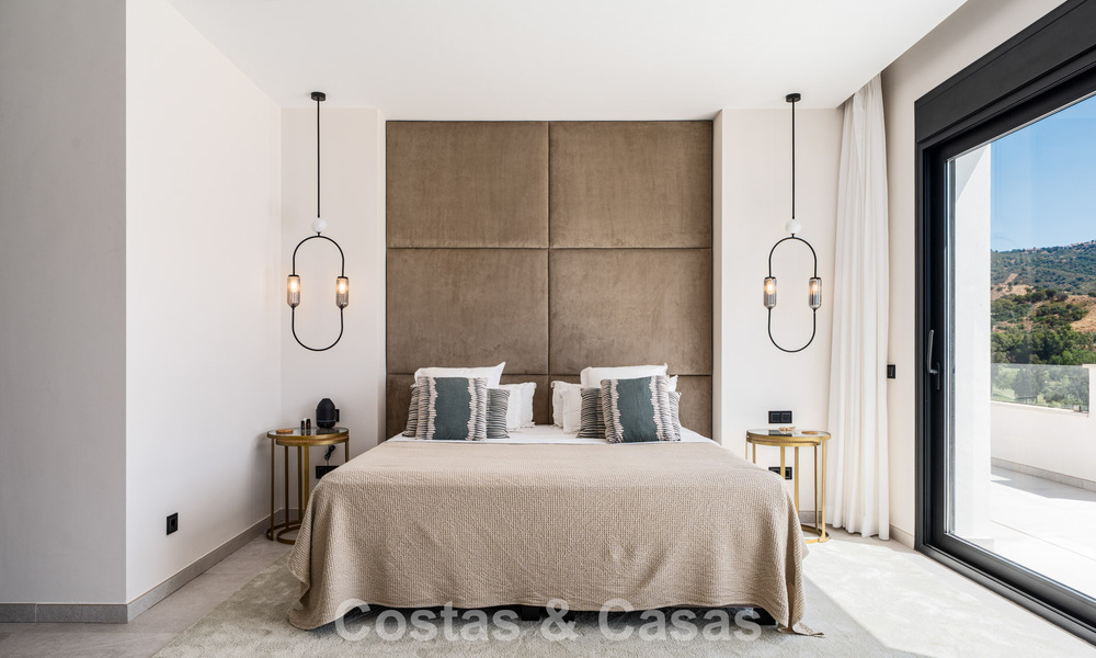 Eerstelijnsgolf villa in een modern-mediterrane stijl te koop in Elviria, ten oosten van Marbella centrum 783024