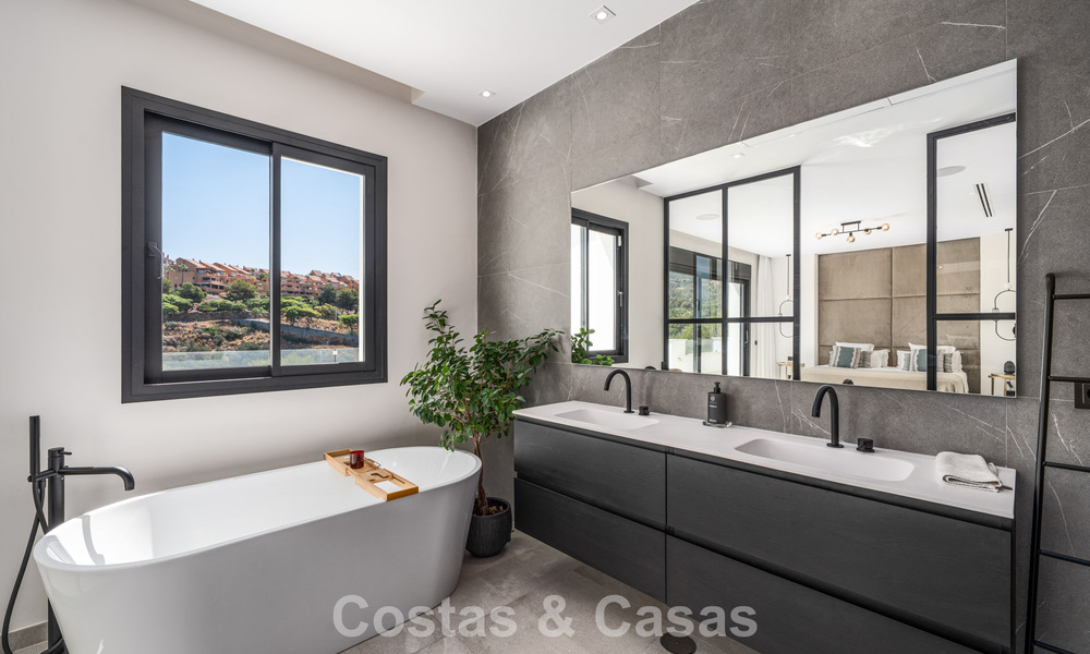 Eerstelijnsgolf villa in een modern-mediterrane stijl te koop in Elviria, ten oosten van Marbella centrum 783025