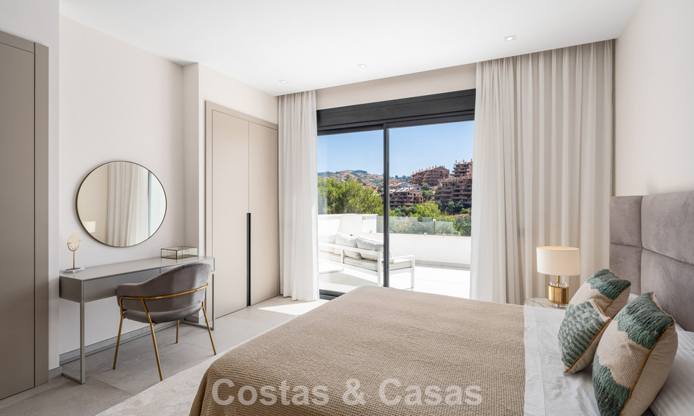 Eerstelijnsgolf villa in een modern-mediterrane stijl te koop in Elviria, ten oosten van Marbella centrum 783026