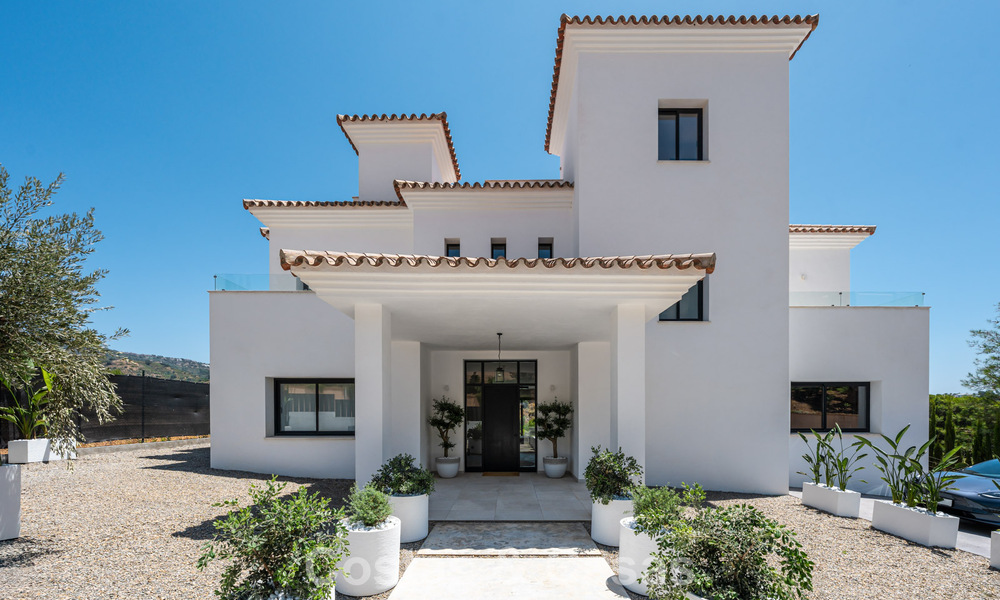 Eerstelijnsgolf villa in een modern-mediterrane stijl te koop in Elviria, ten oosten van Marbella centrum 783029