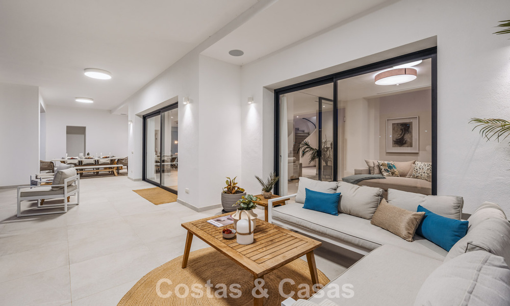 Eerstelijnsgolf villa in een modern-mediterrane stijl te koop in Elviria, ten oosten van Marbella centrum 783031