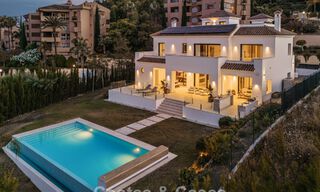 Eerstelijnsgolf villa in een modern-mediterrane stijl te koop in Elviria, ten oosten van Marbella centrum 783034 