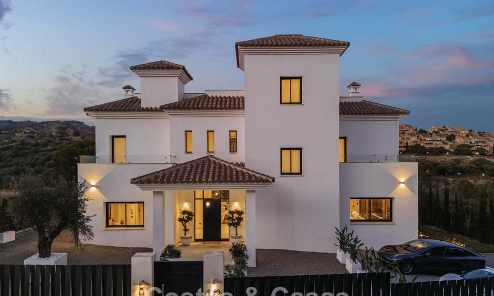Eerstelijnsgolf villa in een modern-mediterrane stijl te koop in Elviria, ten oosten van Marbella centrum 783035
