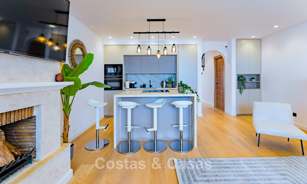 Instapklaar, ruime 3-slaapkamer rijwoning te koop met een eigentijds interieur en zeezicht in Marbella - Benahavis 782971