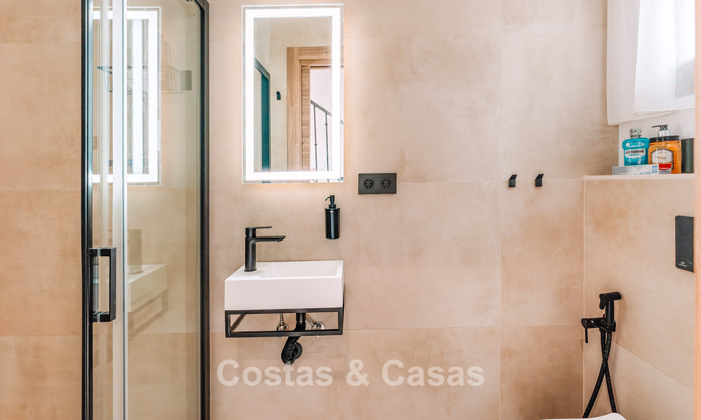 Instapklaar, ruime 3-slaapkamer rijwoning te koop met een eigentijds interieur en zeezicht in Marbella - Benahavis 782974