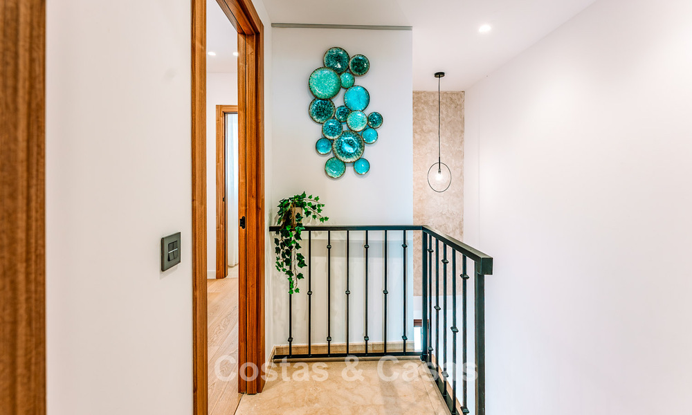 Instapklaar, ruime 3-slaapkamer rijwoning te koop met een eigentijds interieur en zeezicht in Marbella - Benahavis 782978