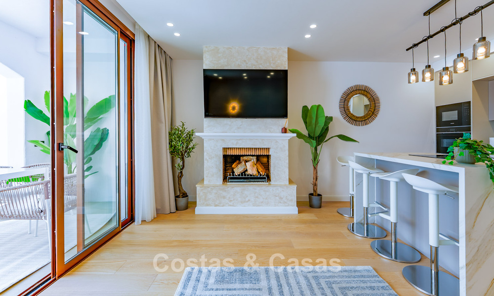 Instapklaar, ruime 3-slaapkamer rijwoning te koop met een eigentijds interieur en zeezicht in Marbella - Benahavis 782983