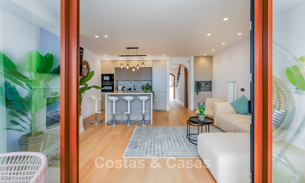 Instapklaar, ruime 3-slaapkamer rijwoning te koop met een eigentijds interieur en zeezicht in Marbella - Benahavis 782985