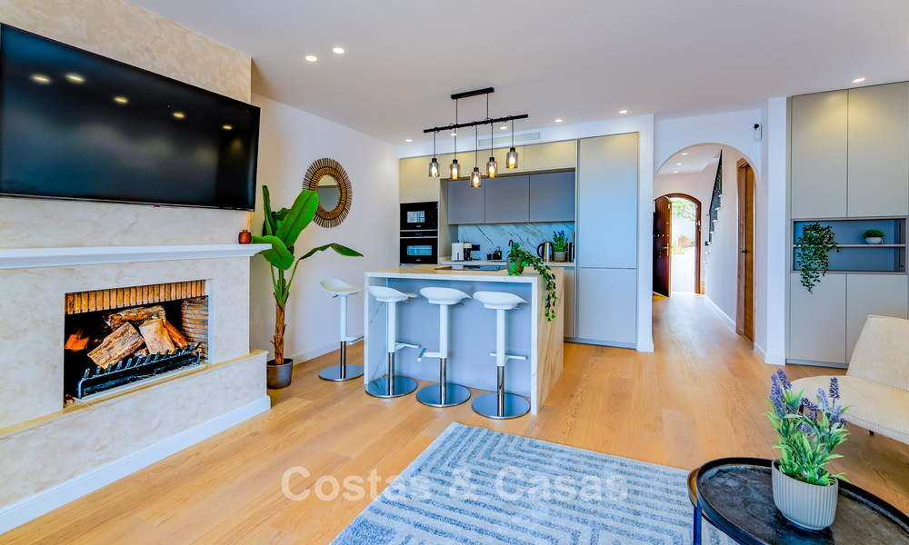 Instapklaar, ruime 3-slaapkamer rijwoning te koop met een eigentijds interieur en zeezicht in Marbella - Benahavis 782986