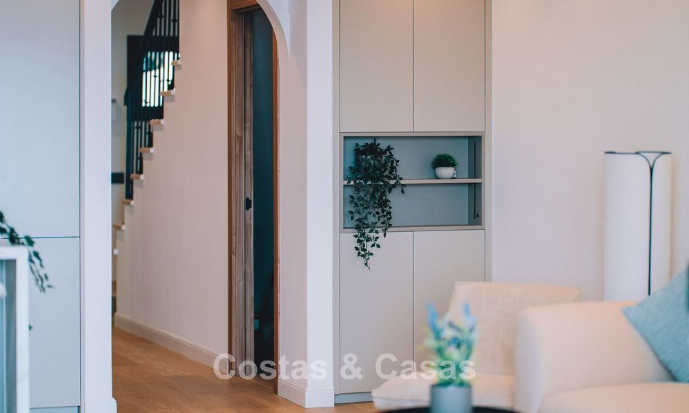 Instapklaar, ruime 3-slaapkamer rijwoning te koop met een eigentijds interieur en zeezicht in Marbella - Benahavis 783000