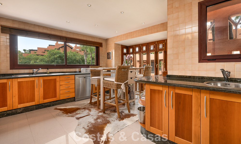 Uitzonderlijk duplex penthouse te koop, op loopafstand van Puerto Banus in Nueva Andalucia, Marbella 783038