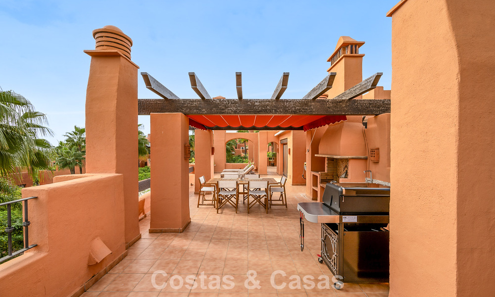 Uitzonderlijk duplex penthouse te koop, op loopafstand van Puerto Banus in Nueva Andalucia, Marbella 783042