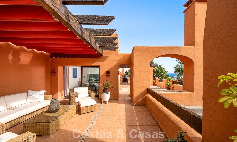 Uitzonderlijk duplex penthouse te koop, op loopafstand van Puerto Banus in Nueva Andalucia, Marbella 783045