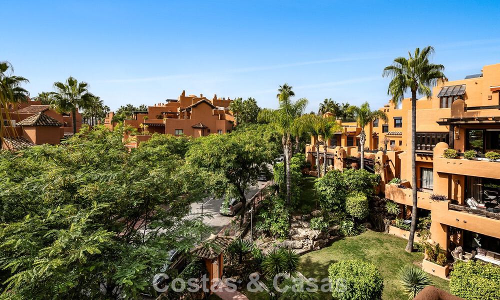 Uitzonderlijk duplex penthouse te koop, op loopafstand van Puerto Banus in Nueva Andalucia, Marbella 783047