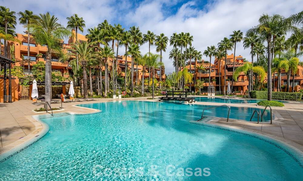 Uitzonderlijk duplex penthouse te koop, op loopafstand van Puerto Banus in Nueva Andalucia, Marbella 783068