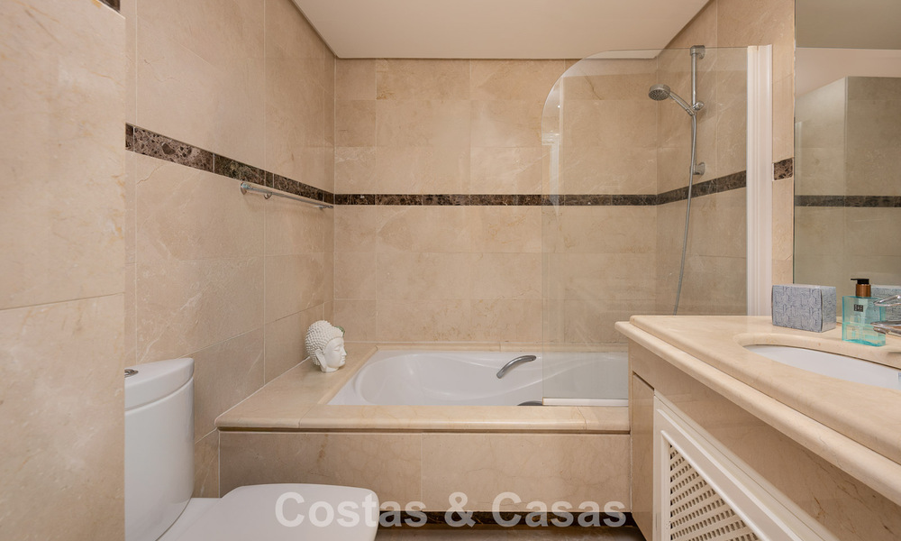 Uitzonderlijk duplex penthouse te koop, op loopafstand van Puerto Banus in Nueva Andalucia, Marbella 783070