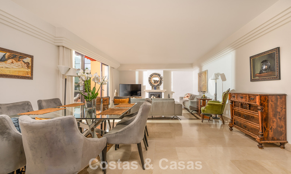 Uitzonderlijk duplex penthouse te koop, op loopafstand van Puerto Banus in Nueva Andalucia, Marbella 783073