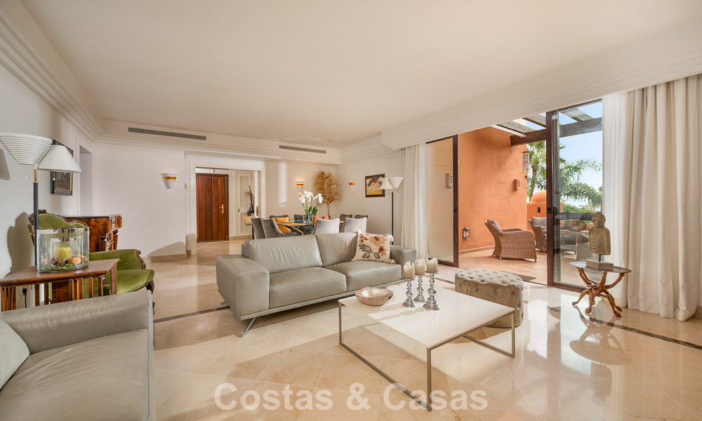 Uitzonderlijk duplex penthouse te koop, op loopafstand van Puerto Banus in Nueva Andalucia, Marbella 783075