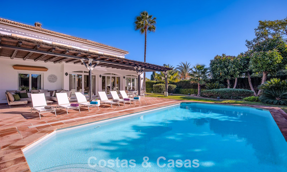 Luxueuze villa met mediterrane bouwstijl te koop op loopafstand van het strand en voorzieningen in Guadalmina Baja, Marbella 783078