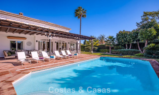 Luxueuze villa met mediterrane bouwstijl te koop op loopafstand van het strand en voorzieningen in Guadalmina Baja, Marbella 783078 